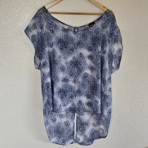 Torrid 0 Sheer Blue & White Patterned Short-Sleeve Blouse Back Slit Detail